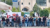 KAKAV FIJASKO! Lažni Kurtijev gradonačelnik Atić u Kosovskoj Mitrovici skupio jedva par desetina simpatizera na predizbornom skupu (FOTO)