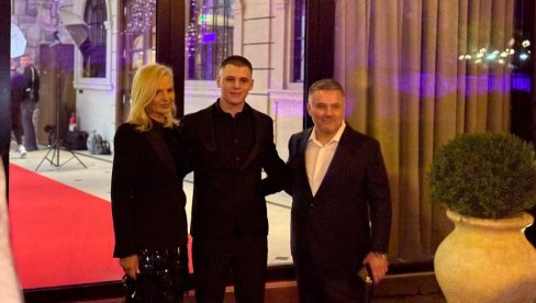 GALA SLAVLJE ZA PUNOLETSTVO: Bane Obradović upriličio glamurozno veselje svom sinu Vuku za 18. rođendan (FOTO) GALA SLAVLJE ZA PUNOLETSTVO: Bane Obradović upriličio glamurozno veselje svom sinu Vuku za 18. rođendan (FOTO)