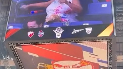 РУСИЈА И СРБИЈА У НЕВЕРИЦИ ЗБОГ СЦЕНЕ ИЗ АРЕНЕ: Сви су гледали шта ова жена ради усред утакмице! (ВИДЕО)