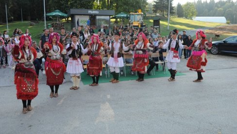 GRADE MOSTOVE PRIJATELJSTVA: Ekološko-obrazovni kamp za srpsku decu iz matice i dijaspore na Goču GRADE MOSTOVE PRIJATELJSTVA: Ekološko-obrazovni kamp za srpsku decu iz matice i dijaspore na Goču