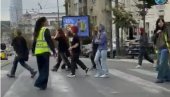 БЛОКАДЕРИ ОПЕТ МАЛТРЕТИРАЈУ НАРОД: Десетак згубидана блокирало раскрсницу - народ бесан (ВИДЕО)
