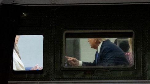 SNIMAK IZ HELIKOPTERA DONALDA I MELANIJE ŠOKIRAO JAVNOST: Vodili su napeti razgovor SNIMAK IZ HELIKOPTERA DONALDA I MELANIJE ŠOKIRAO JAVNOST: Vodili su napeti razgovor