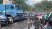 ДЕСЕТ ДЕМОНСТРАНАТА ПОВРЕЂЕНО У СУКОБИМА СА ПОЛИЦИЈОМ: Гађали флашама, каменицама и петардама (ВИДЕО)