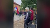 ЕМОТИВАН ВИДЕО ИЗ ПИРОТА: Бака и дека поздрављају слободне грађане који шетају против блокада (ВИДЕО)