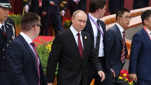БИВШИ ИТАЛИЈНАСКИ ПРЕМИЈЕР: Видео сам Путина у Пекингу, придржавале су га две особе БИВШИ ИТАЛИЈНАСКИ ПРЕМИЈЕР: Видео сам Путина у Пекингу, придржавале су га две особе