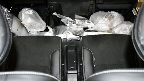 ПОКУШАО ДА ПРЕВЕЗЕ СКОРО ДЕСЕТ КИЛОГРАМА ДРОГЕ: На административном прелазу Мердаре, ухапшен младић из Пећи