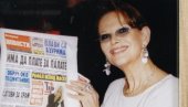 АДИО КЛАУДИЈИ У ПАРИЗУ: Са Новостима у рукама, 2002. године, позирала нашем фото-репортеру Мецановићу