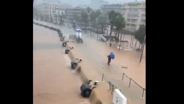 СВЕ ЈЕ ПОД ВОДОМ, НА СНАЗИ ЦРВЕНИ АЛАРМ: Ватрогасци на Ибици распоређени су како би спасили људе