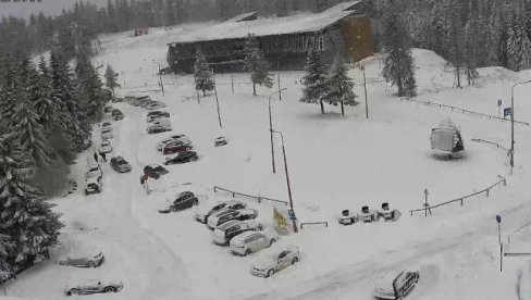 NAPADAĆE POLA METRA SNEGA, RHMZ UPALIO CRVENI METEO ALARM ZBOG OBILNIH PADAVINA: Ovi dani će biti najkritičniji NAPADAĆE POLA METRA SNEGA, RHMZ UPALIO CRVENI METEO ALARM ZBOG OBILNIH PADAVINA: Ovi dani će biti najkritičniji