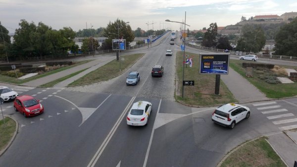 ПРИВРЕМЕНА ОБУСТАВА САОБРАЋАЈА НА ВАРАДИНСКОМ МОСТУ : Радови на поправци коловоза новосадског Булевара Михајла Пупина ПРИВРЕМЕНА ОБУСТАВА САОБРАЋАЈА НА ВАРАДИНСКОМ МОСТУ : Радови на поправци коловоза новосадског Булевара Михајла Пупина