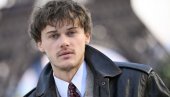 КО ЈЕ КРИСТОФЕР БРИНИ, ГЛУМАЦ КОЈЕГ СВИ УПОРЕЂУЈУ СА МЛАДИМ ЛЕОНАРДОМ: Прославио се у серији за којом су полудели - апсолутно сви!