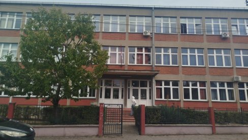 ЛАЖНА ДОЈАВА О ЕКСПЛОЗИВНИМ НАПРАВАМА У ПАРАЋИНСКИМ ШКОЛАМА: После провере, наставак наставе у поподневној смени ЛАЖНА ДОЈАВА О ЕКСПЛОЗИВНИМ НАПРАВАМА У ПАРАЋИНСКИМ ШКОЛАМА: После провере, наставак наставе у поподневној смени