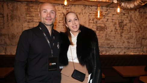 ДРЖЕ ЧАС О ЉУБАВИ: Аца и Косана Софронијевић показали да су симбол елеганције (ФОТО) ДРЖЕ ЧАС О ЉУБАВИ: Аца и Косана Софронијевић показали да су симбол елеганције (ФОТО)
