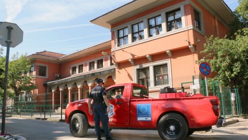 I U SMEDEREVU DOJAVE O POSTAVLJENIM BOMBAMA U ČAK SEDAMNAEST ŠKOLA: Uzbuna u osnovnim i srednjim školama I U SMEDEREVU DOJAVE O POSTAVLJENIM BOMBAMA U ČAK SEDAMNAEST ŠKOLA: Uzbuna u osnovnim i srednjim školama