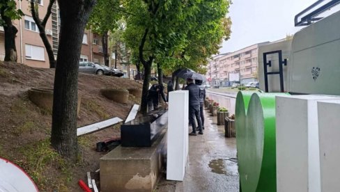 СМЕТАО ИМ НАТПИС НА ЋИРИЛИЦИ: Албанске власти северне Митровице уклониле препознатљив знак у граду СМЕТАО ИМ НАТПИС НА ЋИРИЛИЦИ: Албанске власти северне Митровице уклониле препознатљив знак у граду