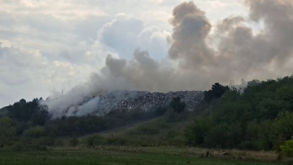 НАЈНОВИЈИ ПОЖАР НА НЕСАНИТАРНОЈ ДЕПОНИЈИ НЕДАЛЕКО ОД РЕКОВЦА ПРЕВЕЛИКИ ИЗАЗОВ ЗА ЛОКАЛНУ САМОУПРАВУ Само да не експлодира НАЈНОВИЈИ ПОЖАР НА НЕСАНИТАРНОЈ ДЕПОНИЈИ НЕДАЛЕКО ОД РЕКОВЦА ПРЕВЕЛИКИ ИЗАЗОВ ЗА ЛОКАЛНУ САМОУПРАВУ Само да не експлодира