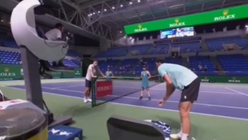 JE LI, BRE, KOLIKO TI IMAŠ GODINA?! Hamad Međedović napustio meč sa najbezobraznijim teniserom na svetu! (VIDEO) JE LI, BRE, KOLIKO TI IMAŠ GODINA?! Hamad Međedović napustio meč sa najbezobraznijim teniserom na svetu! (VIDEO)