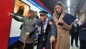 VUČIĆ MU ISPUNIO ŽELJU: Deka Vukosav od 106 godina najstariji putnik u brzom vozu za Suboticu (VIDEO)