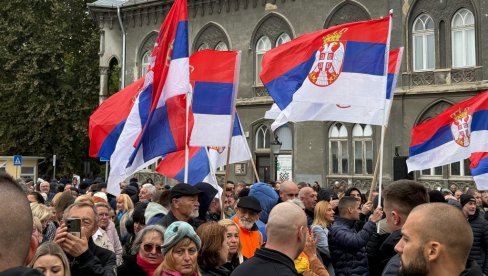 НОВОСТИ НА ЛИЦУ МЕСТА: Грађани са тробојкама чекају брзи воз и председника Вучића (ФОТО)