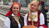 НОВОСТИ НА ЛИЦУ МЕСТА: Грађани са тробојкама чекају брзи воз и председника Вучића (ФОТО)