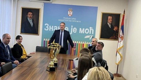 ZNAČAJAN RAZVOJ SAOBRAĆAJNE KULTURE: Stanković sa učenicima koji su pobedili na Evropskom takmičenju u poznavanju saobraćajnih propisa ZNAČAJAN RAZVOJ SAOBRAĆAJNE KULTURE: Stanković sa učenicima koji su pobedili na Evropskom takmičenju u poznavanju saobraćajnih propisa