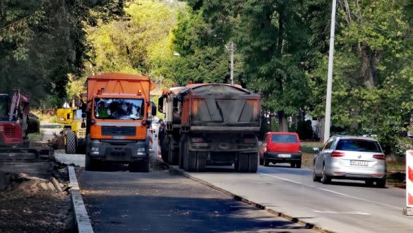МАШИНЕ И У МИШИЋЕВОМ БУЛЕВАРУ: После Драјзерове улице, наставља се сређивање саобраћајница на општини Савски венац МАШИНЕ И У МИШИЋЕВОМ БУЛЕВАРУ: После Драјзерове улице, наставља се сређивање саобраћајница на општини Савски венац