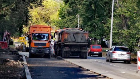 МАШИНЕ И У МИШИЋЕВОМ БУЛЕВАРУ: После Драјзерове улице, наставља се сређивање саобраћајница на општини Савски венац МАШИНЕ И У МИШИЋЕВОМ БУЛЕВАРУ: После Драјзерове улице, наставља се сређивање саобраћајница на општини Савски венац