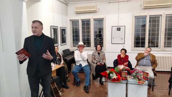 НОВО ИЗДАЊЕ ПАРАЋИНСКЕ БИБЛИОТЕКЕ: На представљању „Чарне“ бројни поштоваоци писане речи (ФОТО) НОВО ИЗДАЊЕ ПАРАЋИНСКЕ БИБЛИОТЕКЕ: На представљању „Чарне“ бројни поштоваоци писане речи (ФОТО)