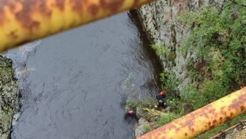 TELO SRPKINJE IZVUČENO IZ RZAVA: Automobilom sletela sa puta u kanjon (FOTO)