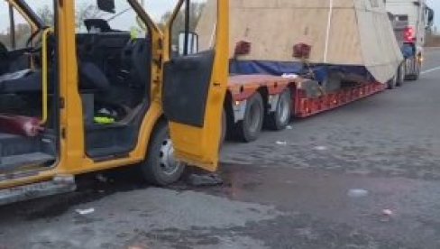 IMA POVREĐENIH: Kamioni skoro zgnječili minibus u kom su bila deca (VIDEO) IMA POVREĐENIH: Kamioni skoro zgnječili minibus u kom su bila deca (VIDEO)