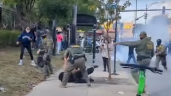 АМЕРИКА ГОРИ: Крвави сукоб демонстраната и полиције, упуцана жена - Трамп шаље војску на улице (ФОТО/ВИДЕО) АМЕРИКА ГОРИ: Крвави сукоб демонстраната и полиције, упуцана жена - Трамп шаље војску на улице (ФОТО/ВИДЕО)