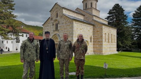 ЗАХВАЛНОСТ КФОР-у НА ЗАШТИТИ МАНАСТИРА: Делегација Нато-а посетила манастир Високи Дечани ЗАХВАЛНОСТ КФОР-у НА ЗАШТИТИ МАНАСТИРА: Делегација Нато-а посетила манастир Високи Дечани
