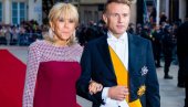 БРИЖИТ МАКРОН НЕ МОГУ НИ СКАНДАЛИ ДА ПОРЕМЕТЕ: Обукла хаљину боје вина са сребрним детаљима и доказала да је јача него икад
