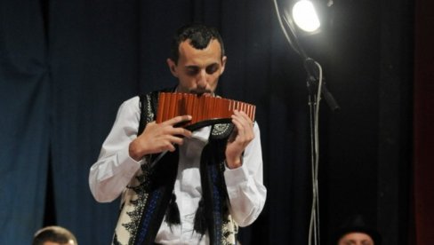 AJMO BABO NA ROGALJ: Gestival tradicionalnih instrumenata u Zrenjaninu AJMO BABO NA ROGALJ: Gestival tradicionalnih instrumenata u Zrenjaninu