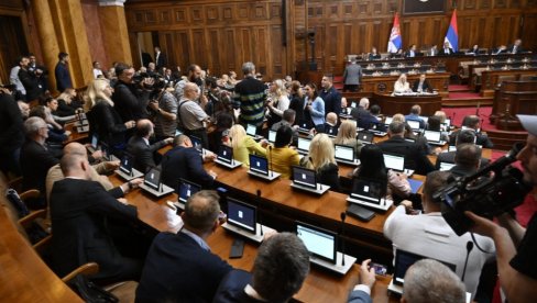СКУПШТИНА СРБИЈЕ Бакарец о Миши Бачулову: Шта је радио код надстрешнице само три сата пре пада?