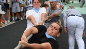 НА КРИМУ ПОСТАЛИ ПЛАНИНАРИ И МОРНАРИ: На обали Црног мора, у највећем међународном дечјем кампу на свету, боравило деветоро ђака из Србије