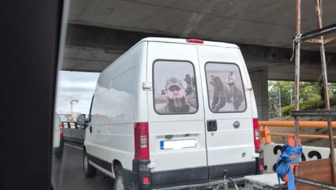 PUTIN I KADIROV VOZE ULICAMA SRBIJE: U čast ruskih lidera jedan vozač oblepio je stakla sa zanimljivim fotografijama PUTIN I KADIROV VOZE ULICAMA SRBIJE: U čast ruskih lidera jedan vozač oblepio je stakla sa zanimljivim fotografijama