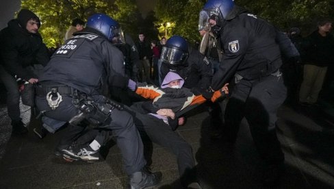 УДАРАЈУ ПЕСНИЦАМА У ГЛАВУ, ТУКУ, БАЦАЈУ НА ЗЕМЉУ: Бруталност немачке полиције на делу - овако се обрачунавају са демонстрантима (ВИДЕО) УДАРАЈУ ПЕСНИЦАМА У ГЛАВУ, ТУКУ, БАЦАЈУ НА ЗЕМЉУ: Бруталност немачке полиције на делу - овако се обрачунавају са демонстрантима (ВИДЕО)