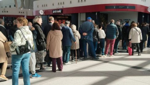 ГРАЂАНИ ОДУШЕВЉЕНИ: Чекају да се укрцају на брзи воз Београд-Суботица (ВИДЕО) ГРАЂАНИ ОДУШЕВЉЕНИ: Чекају да се укрцају на брзи воз Београд-Суботица (ВИДЕО)