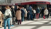 ГРАЂАНИ ОДУШЕВЉЕНИ: Чекају да се укрцају на брзи воз Београд-Суботица (ВИДЕО)