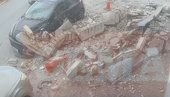 SIGURNOSNE KAMERE ZABELEŽILE JEZIVU SCENU: Čitav balkon pao sa zgrade dok je žena prolazila trotoarom (VIDEO)