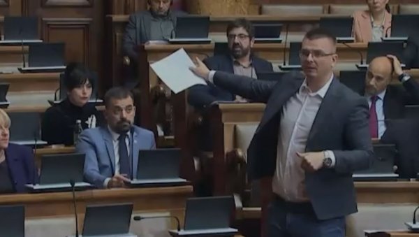 АЈДЕ ПРВО ЛЕПО ВИ СЕДИТЕ НА ВАШЕ МЕСТО Ана Бранбић чак три пута послала Милоша Парандиловића у кућицу АЈДЕ ПРВО ЛЕПО ВИ СЕДИТЕ НА ВАШЕ МЕСТО Ана Бранбић чак три пута послала Милоша Парандиловића у кућицу