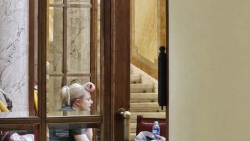 СРАМНА СЛИКА ИЗ СКУПШТИНЕ: Жаклина прави фризерај од парламента - невиђена брука СРАМНА СЛИКА ИЗ СКУПШТИНЕ: Жаклина прави фризерај од парламента - невиђена брука