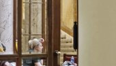 СРАМНА СЛИКА ИЗ СКУПШТИНЕ: Жаклина прави фризерај од парламента - невиђена брука СРАМНА СЛИКА ИЗ СКУПШТИНЕ: Жаклина прави фризерај од парламента - невиђена брука