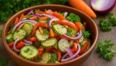 SALATA OD KISELIH KRASTAVACA, PAPRIKE I CRVENOG LUKA: Lagana i ukusna salata