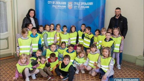 DECA IZ VRTIĆA BAMBI GOSTI U GRADAKOJ KUĆI U ZRENJANINU DECA IZ VRTIĆA BAMBI GOSTI U GRADAKOJ KUĆI U ZRENJANINU