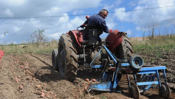 СУБВЕНЦИЈЕ ДОМАЋИНИМА: Врњчани издвојили 10 милиона динара за развој пољопривреде СУБВЕНЦИЈЕ ДОМАЋИНИМА: Врњчани издвојили 10 милиона динара за развој пољопривреде
