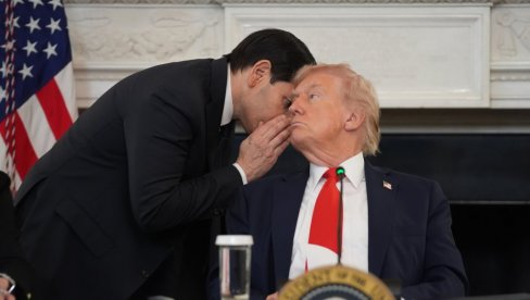 ТРЕНУТАК КАДА ЈЕ ТРАМПУ ПРИШАО РУБИО: Дао му тајну поруку, а онда је камера све снимила (ВИДЕО) ТРЕНУТАК КАДА ЈЕ ТРАМПУ ПРИШАО РУБИО: Дао му тајну поруку, а онда је камера све снимила (ВИДЕО)