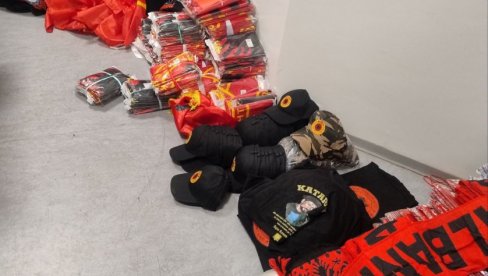 POGLEDAJTE: Evo šta je sve policija zaplenila u kombiju Albanca pred utakmicu u Leskovcu (FOTO) POGLEDAJTE: Evo šta je sve policija zaplenila u kombiju Albanca pred utakmicu u Leskovcu (FOTO)