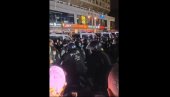 РАЈСНЕРОВА ЗАВРШИЛА С МОДРИЦАМА: Полиција ударила на блокадере у Берлину (ВИДЕО) РАЈСНЕРОВА ЗАВРШИЛА С МОДРИЦАМА: Полиција ударила на блокадере у Берлину (ВИДЕО)